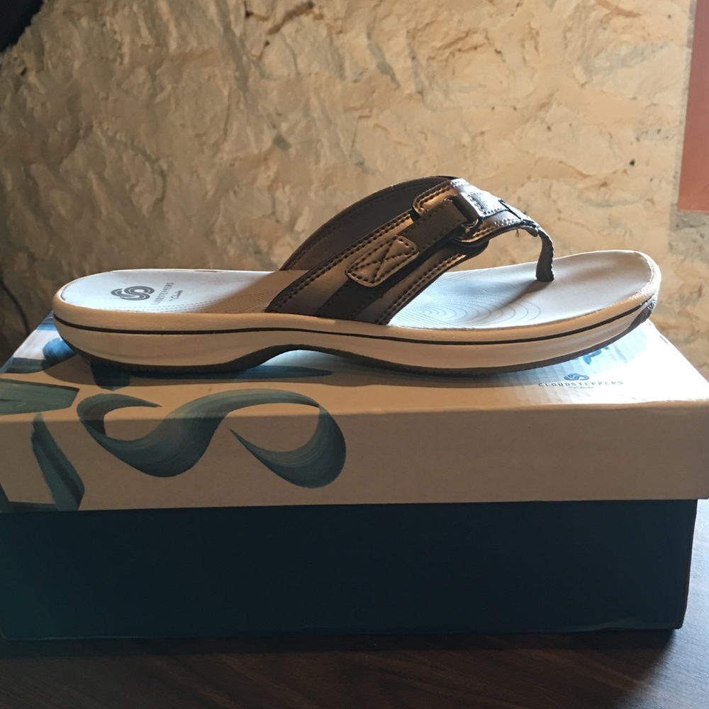 NWT Women’s Clark’s flip flops Size 8